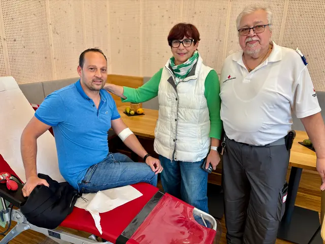 Vizebürgermeisterin Uitz (ÖVP) gratulierte und dankte mit Karl Purker Unternehmer Andreas Nowak für bereits 89 Blutspenden. | Foto: Markus Kahrer