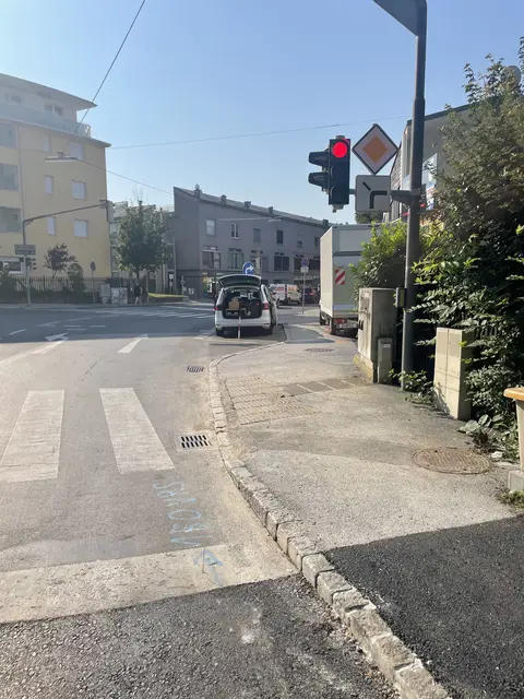 An der Andritzer Reichsstraße soll der Gehsteig verlängert werden, allerdings bleiben nach dem Plan weitere Lücken.  | Foto: MeinBezirk.at