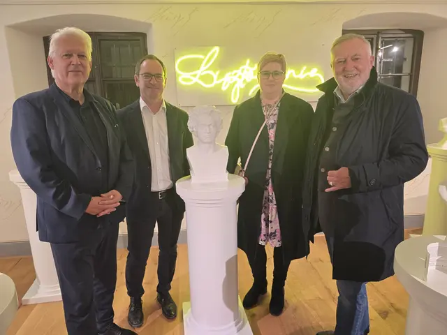 Intendant Eduard Kutrowatz führte die Besucherinnen und Besucher mit fachkundigen Erläuterungen durch die neu gestaltete Ausstellung „Le Concert c’est moi“ im Liszt Museum Raiding. | Foto: Markus Landauer