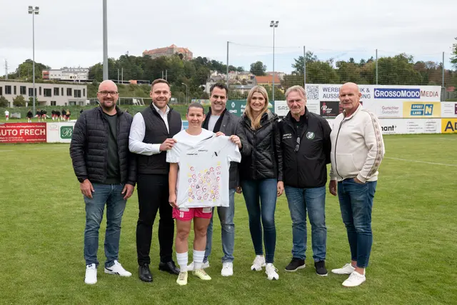 Gregor Csaicsich (Sportkunst.inclusive), Raphael Holzinger (Grant Thornton), Julia Tabotta (Kapitänin SV Neulengbach), Christoph Schmidl (Grant Thornton), Julia DiFranco (Grant Thornton), Andreas Ogris (Cheftrainer USV Neulengbach), Thomas Wirnsberger (Obmann USV Neulengbach) | Foto: Philipp Schuster