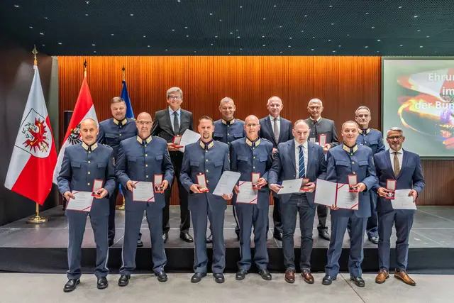Die neun geehrten Polizeibeamten erhielten aus den Händen von HBMI Karner und LPD Tomac ihre Bundesauszeichnungen:
vovl.: ChefInsp Stefan Margreiter, ChefInsp Martin Mayr, ChefInsp Michael Zagrajsek, ChefInsp Josef Feyersinger, GrInsp i.R. Bernhard Pichler, ChefInsp Jakob Ebner, GrInsp Anton Engl
hivl.: GenMjr Johannes Strobl BA, ChefInsp Christian Lerchster, Mag. Helmut Tomac, Mag. Gerhard Karner, ChefInsp i.R. Otmar Wechner und Mag. Johannes Freiseisen | Foto: Landespolizeidirektion/Bernhard Gruber