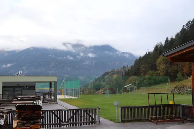 Der Sportplatz in Kauns mit dem neuen Beachvolleyballplatz. | Foto: Thomas Seelos