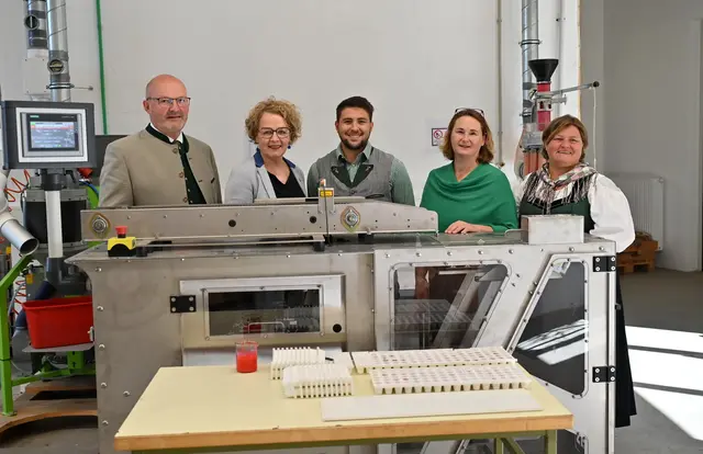 Landesgüterdirektor Erhard Kührer, Bildungs-Landesrätin Christiane Teschl-Hofmeister, Andreas Jager (Betriebsleiter Saatzucht LFS Edelhof), Direktorin Michaela Bauer-Windischhofer (LFS Edelhof), Sissy Zechner (Züchtungsleiterin Saatzucht LFS Edelhof) | Foto: Jürgen Mück