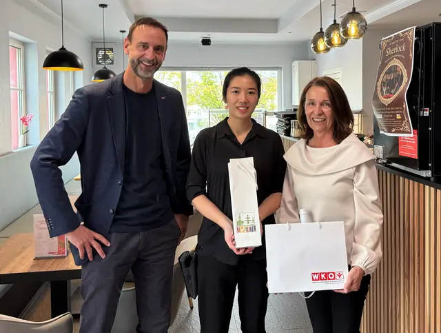 Stadtrat Thomas Weiss, Diana Liu und Bezirksstellenobfrau Anne Blauensteiner | Foto: Taku Zwettl