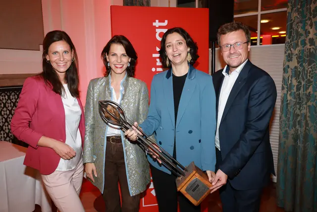 Regionalitätspreisverleihung im Kavalierhaus Kleßheim: Christina König (Snow Space Flachau), Landeshauptfrau Karoline Edtstadler, Anna Doblhofer-Bachleitner, Geschäftsführerin RVS Servicecenter und Raiffeisenbanken, Christoph Bachleitner (Raiffeisenverband Salzburg). | Foto: Franz Neumayr