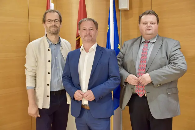 (v.l.) Grünen-Klubobmann Wolfgang Spitzmüller, SPÖ-Klubobmann Roland Fürst und ÖVP-Klubobmann Bernd Strobl. | Foto: MeinBezirk/Stefan Schneider