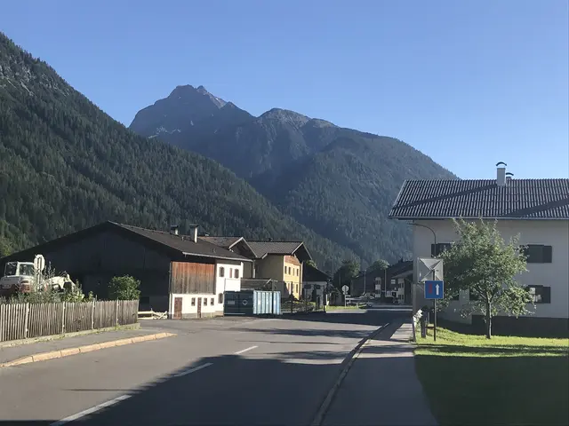 Der Motorradfahrer war auf der Lechtalbundesstraße im Gemeindegebiet von Häselgehr unterwegs, als er bei Kilometer 48,3 mit einem Hirsch kollidierte. | Foto: Reichel