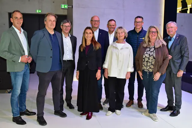 Golli Marbo (2. v.l.) und Eva Panholzer/Bildungsregion Innviertel (4. v.l.) mit den Vertetern der Rotarier.  | Foto: Rotary Club Ried