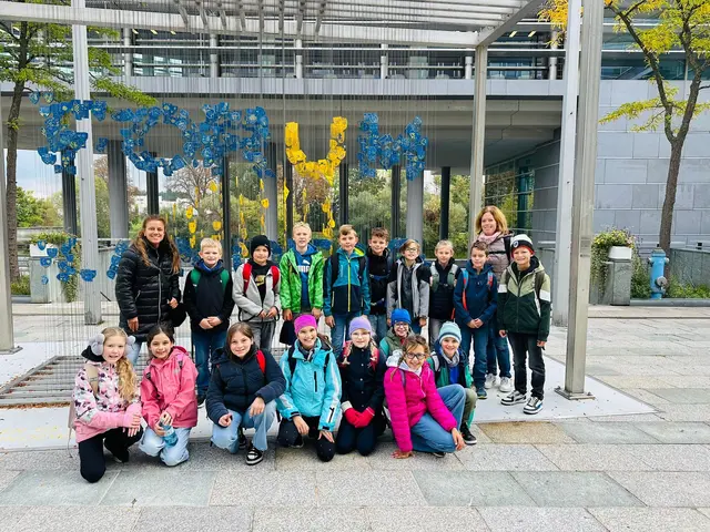 Die Kinder der 4a mit Klassenlehrerin Elisabeth Reiter-Waba (links) und Andrea Hahn (Begleitperson). | Foto: VS Zwettl, Hammerweg 