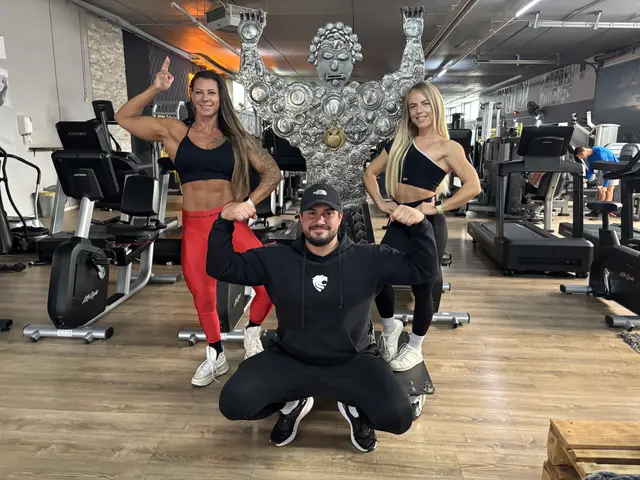 Laudrup Marincean vom THE FIELD ist stolz auf die Athletinnen Petra und Kerstin, die sich im beliebten Fernitzer Gym in Medaillenform bringen. | Foto: mac