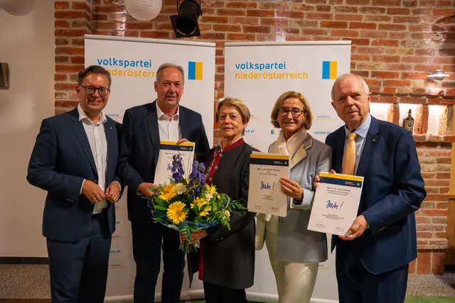 LGF LAbg. Matthias Zauner, Bgm. a.D. StR Franz Rumpler (Berndorf), Bgm. a.D. Helene Schwarz (Sooß), LH Johanna Mikl-Leitner, Bgm. a.D. Johann Miedl (Weissenbach/Triesting). Nicht am Foto: Bgm. a.D. Stefan Szirucsek (Baden) und Bgm. a.D. Alois Riegler (Furth/Triesting). | Foto: VPNÖ