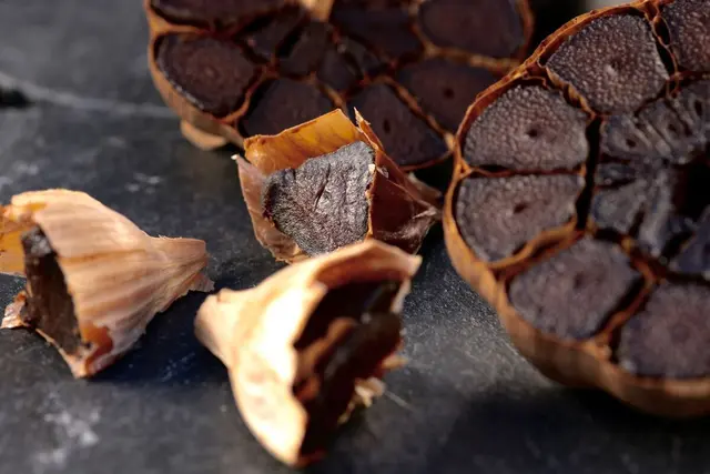 Der Black Garlic (schwarzer Knoblauch), das schwarze Gold aus St. Paul, ist das ganze Jahr über erhältlich. | Foto: Norbert Janesch