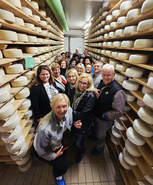 Ein besonderes Bild: Die Reisetruppe im Käse-Paradies | Foto: Maria Skazel