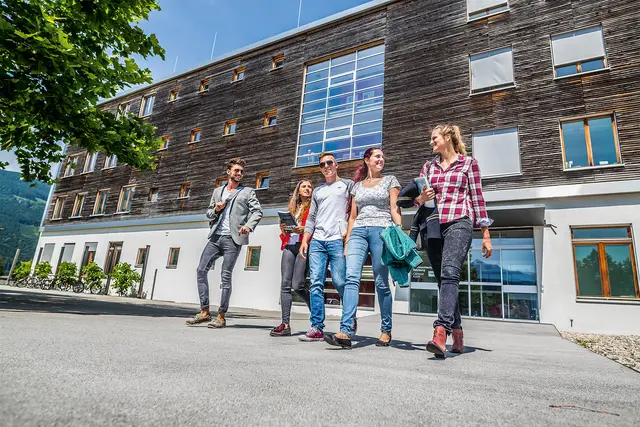Absolventinnen und Absolventen des Studiengangs sind unter anderem bestens qualifiziert für Tätigkeiten in der umweltfreundlichen Produktion, Umwelttechnik, in der nachhaltigen Produktentwicklung und in der Umweltberatung. | Foto: FH Salzburg/Wildbild