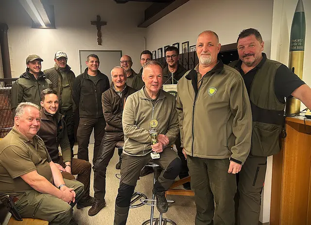 Die Schützenmeister Sigi Kubanik und Gerhard Doppelhofer, Oberschützenmeister Josef Kohzina, Zweitplatzierter Rudi Schmid und weitere Teilnehmer vom Laufenden-Keiler-Bewerb. | Foto: Schützenverein-Mistelbach
