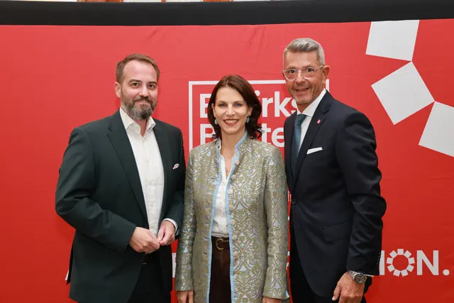 Salzburg-AG-Vorstand Michael Baminger, Landeshauptfrau Karoline Edtstadler und Regionalmedien Salzburg-Geschäftsführer und Chefredakteur Michael Kretz.  | Foto: Franz Neumayr