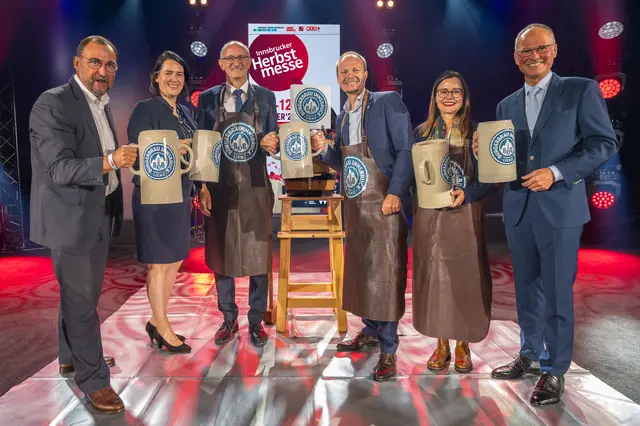 Gaben sich bei der Eröffnung der Innsbrucker Herbstmesse und dem traditionellen Bieranstich die Ehre: Christian Payrhuber (Brau Union), Barbara Thaler (Präsidentin WK Tirol), Anton Mattle (Landeshauptmann Tirol), Johannes Anzengruber (Bürgermeister Innsbruck), Esther Mitterstieler (Landesdirektorin ORF Tirol), Christian Mayerhofer (Geschäftsführer CMI) (v.l.n.r.) | Foto: Congress Messe Innsbruck