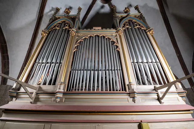 Die im Jahr 1901 gebaute Orgel von Franz Mauracher, welche 1979 durch die Firma Mertel umgebaut wurde, ist in die Jahre gekommen, sie pfiff buchstäblich schon aus dem letzten Loch – daher wurde beschlossen, ein neues Instrument in Auftrag zu geben. | Foto: Pfarre Kuchl