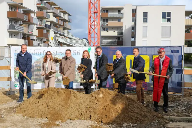 In der Judendorfer Straße 56 entsteht ein neues, gefördertes Wohnprojekt der GWS mit 22 modernen Mietwohnungen samt Kaufoption. Beim Spatenstich halfen (v. l.): Stefan Eisenberger, PORR Bau GmbH, GWS-Geschäftsführerin Martina Haas, Bürgermeister Kurt Wallner, Landesrätin Simone Schmiedtbauer, Bauleiter Helmut Graf, GWS-Aufsichtsratsvorsitzender Helmuth Zahalka, GWS-Geschäftsführer Michael Kaiser und Stadtpfarrer Monsignore Markus Plöbst.
  | Foto: Armin Russold