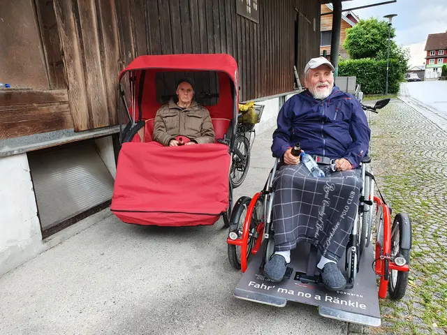 Foto: Josef Vonach (re) tritt für Senioren ordentlich in die Pedale und erzählt bei Andreas Seeburger (li) in der Fernsehgondel am Muttersberg, über seinen Rickschaeinsatz bei der Organisation "radeln ohne Alter."