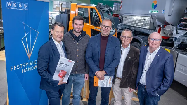 Spartengeschäftsführer Wolfgang Hiegelsperger, Patrick Mayerhofer, Schlosserei Harasser (3. Platz), Stefan Trilety, Trilety GmbH (1. Platz), Walter Meiberger, Meiberger Holzbau GmbH (2. Platz), Spartenobmann Bernhard Seidl.  | Foto: WKS/wildbild