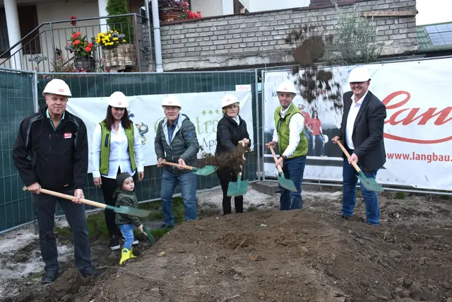 Beim Spatenstich in Fügen ging es lustig zu. Die Familie Kofler hat Grund zur Freude.  | Foto: Haun