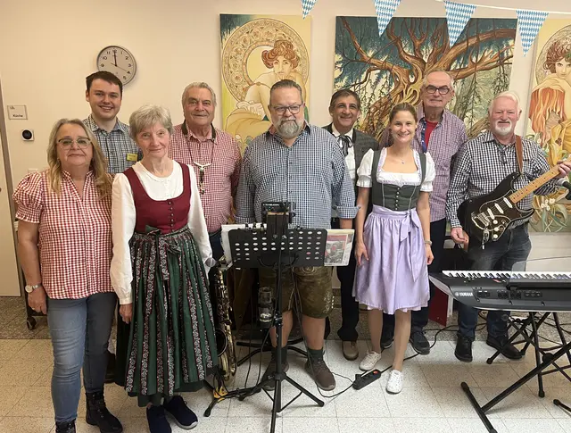 Oktoberfest im PBZ Klosterneuburg: Gaby Haunold, Sebastian Aigner, Christiane Rauckenberger, Fredi Stein, Michael Strozer, Bora Knezevic, Andrea Schmuckenschlager, Günter Holzweber und Karl Hava. | Foto: PBZ Klosterneuburg