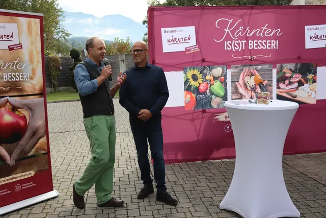 Werner Linder (r.) hat für das Pressefrühstück die Pension Linder als Austragungsort zur Verfügung gestellt. | Foto: MeinBezirk.at