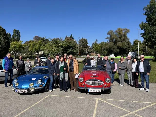Die gut gelaunten Oldtimer- Fans trafen sich bei strahlendem Sonnenschein zur 8. Ausfahrt. Organisiert wurde das launige Treffen wieder von Bezirks-Silberlöwin Sissi Moormann und Landessilberlöwe Peter Hopfeld (Mitte). | Foto: Anna Schrittwieser