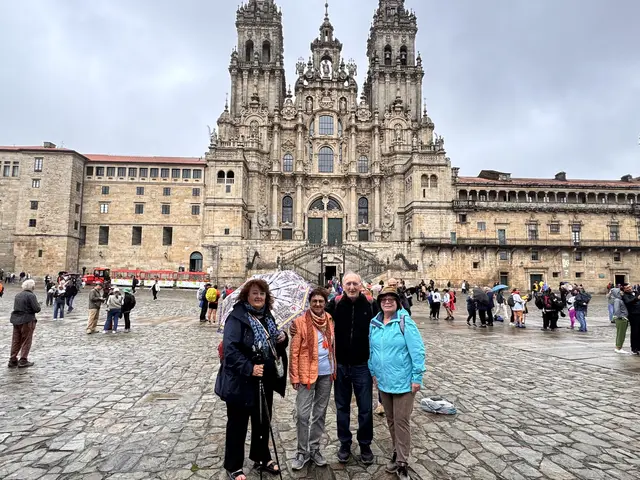 Vier Burgenländer vor der Kathedrale in Santiago de Compostela: Ingrid Schramm, Marianne und Robert Regner und Andrea Glatzer.  | Foto: Andrea Glatzer