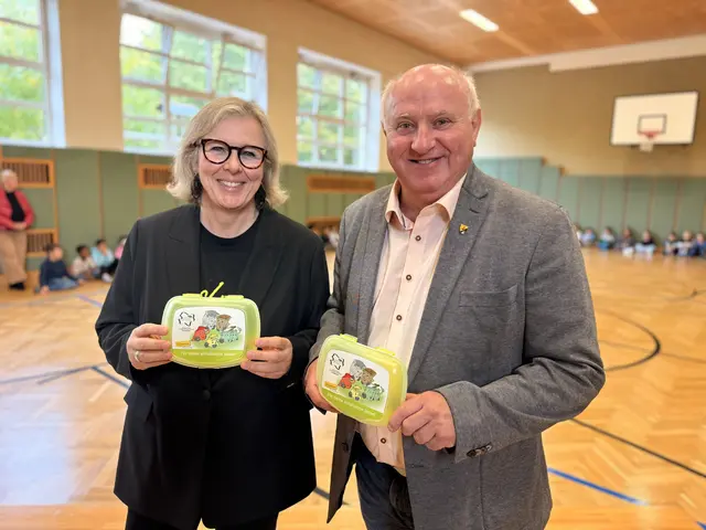Die Schulleiterin Alexandra Kunerth und Ernst Wendl, der stellvertretende Obmann des AWS, bei der Übergabe der Jausenboxen an die Kinder. | Foto: Alexander Paulus