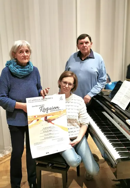 Maria Magdalena Nödl, Julia Amon und Josef Newerkla nach einer Chorprobe.