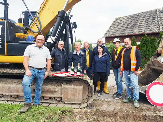 Kleine Barbarafeier – der Schutzpatronin der Tiefbauer wurde gedankt und der erste Tunneldurchstich gefeiert: Projektleiter Sven Peter von der Bohrfirma Peter + Partner, Franz Grill, Leiter der Maria Enzersdorfer Infrastruktur-Abteilung, Bürgermeister Johann Zeiner, Manfred Kleiner, stv. Leiter der Maria Enzersdorfer Infrastruktur-Abteilung, Tina Staudinger und Thomas Halbritter (Ziviltechniker-Büro B &amp; K), Bohrmeister Thomas Wagner und Manfred Asprian (Fa. Granit GmbH) (v.l.). | Foto: Marktgemeinde Maria Enzersdorf