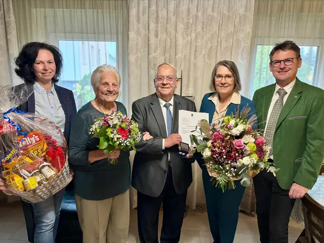 In Vertretung von Bezirkshauptmann Grusch überbrachte Landtagsabgeordneter Linsbauer (ÖVP) die Glückwünsche, begleitet von Edda Klug von der Bezirkshauptmannschaft und Eva Brandstetter. | Foto: Markus Kahrer