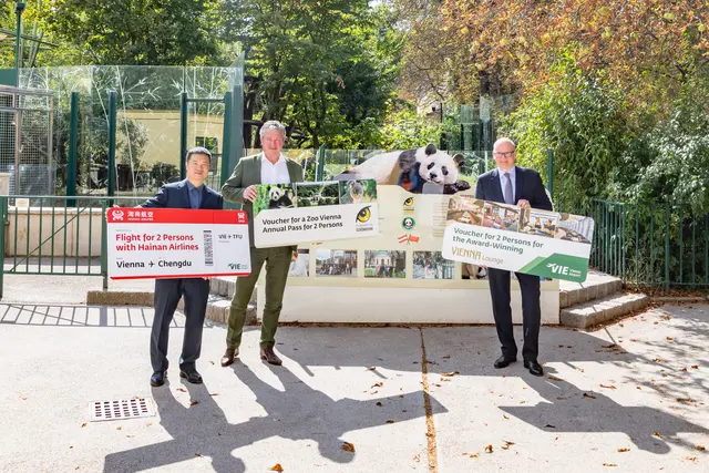 Eric Zhuo Zhang, General Manager bei Hainan Airlines in Wien, Dr. Stephan Hering-Hagenbeck, Tiergartendirektor des Tiergarten Schönbrunn und Mag. Julian Jäger, Vorstand der Flughafen Wien AG

 | Foto: Flughafen Wien