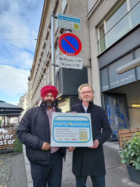 (v.l.:) Gurdial Singh Bajwa, Obmann der Wiener Kleintransporteure und Bezirksvorsteher Martin Fabisch (Grüne) freuen sich über die neuen Grätzl-Ladezonen. | Foto: Jörg Michner