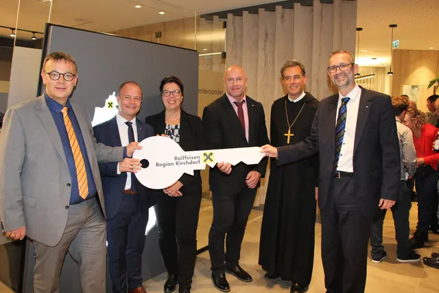 Martin Klinger und Michael Eiblwimmer (Vorstände Raiffeisen Region KirchdorF), Bürgermeisterin Dagmar Fetz-Lugmayr, Dominik Hochmeier (Raiffeisen), Abt Bernhard und Banstellenleiter Horst Wallner (v.li. | Foto: Staudinger