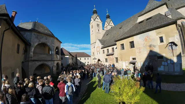 Zahlreiche Schüler und Lehrer nahmen an den gemeinsamen Feierlichkeiten teil. | Foto: Büro LHStv. Gruber/BZ Ehrental