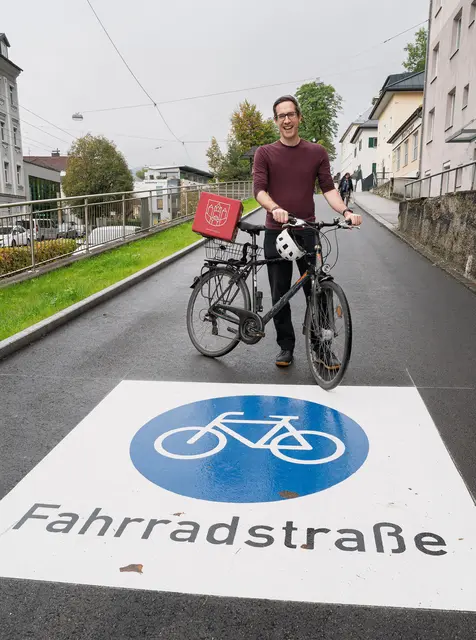 Über 60 Radüberfahrten und alle Fahrradstraßen werden markiert. Im Bild: Kay-Michael Dankl | Foto: Stadt Salzburg/Alexander Killer