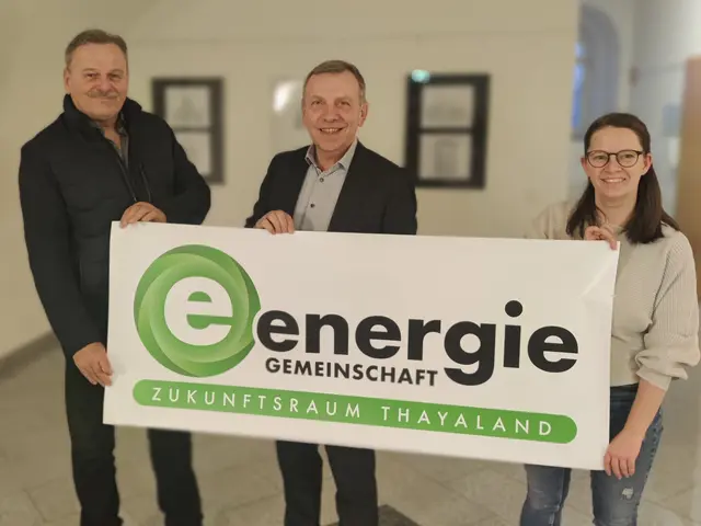 Ziel Energieunabhängigkeit: Im Bezirk wurde die Energiegemeinschaft Zukunftsraum Thayaland gegründet und erfreut sich großen Zuspruch. Im Bild: Zukunftsraum Thayaland-Obmann Eduard Köck, EEG-Obmann Josef Ramharter und KEM-Managerin Christina Hirsch (v.l.) | Foto: Zukunftsraum Thayaland