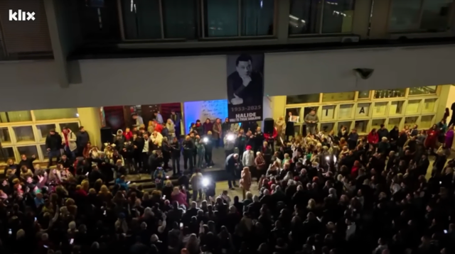 Einen Tag nach seinem Tod versammelten sich in Sarajevo Tausende Menschen, um zu trauern – aber auch um Bešlić Tribut zu zollen. | Foto: Screenshot Klix.ba/YouTube