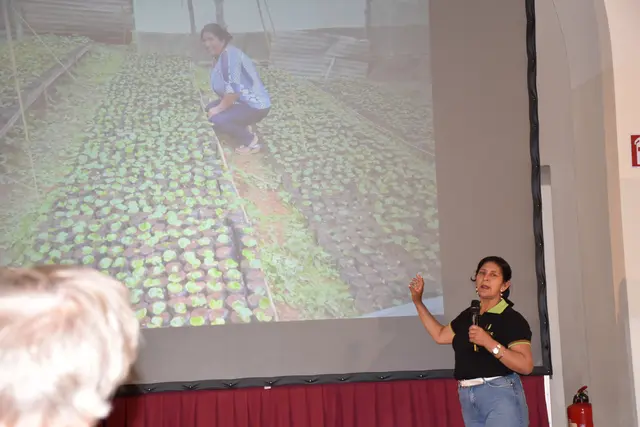 Rosa Gómez Carrasco erklärte anhand von Bildern, wie die Kaffeepflänzchen entstehen. | Foto: Alexandra Goll