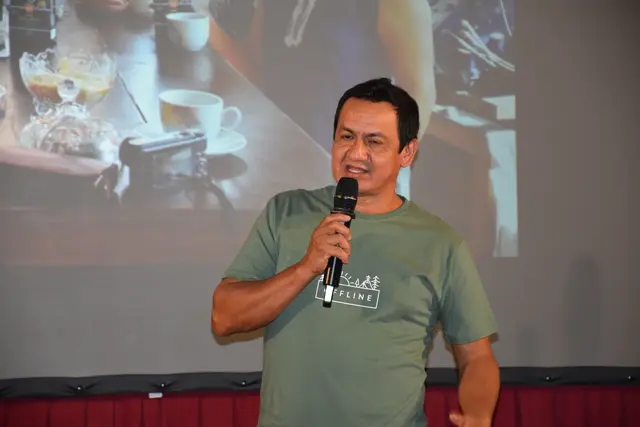 Luis Alberto Villegas García erklärt die Abwicklung der Bohnen und die Prüfung der Proben. | Foto: Alexandra Goll