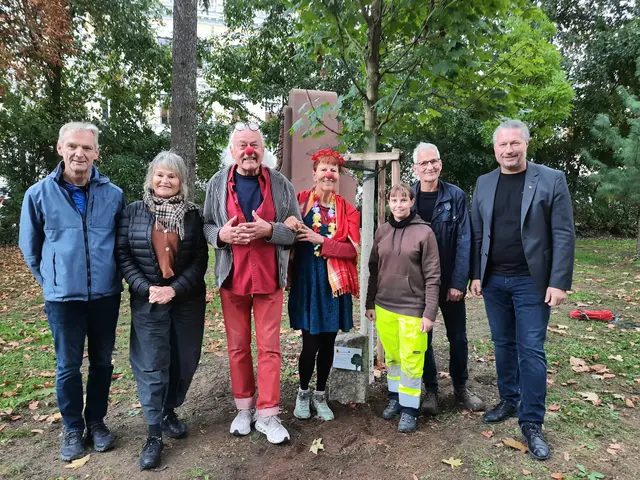 (v.l.n.r.) Siegfried Undesser, Siegrun Karner (Initiative Kremser Klimabaum), Christian und Roswitha Springschitz (Christiano & Pascaletta), Kerstin Hintenberger (Stadtgärtnerin), Walter Gangl (Initiative Kremser Klimabaum) und Bürgermeister Peter Molnar.