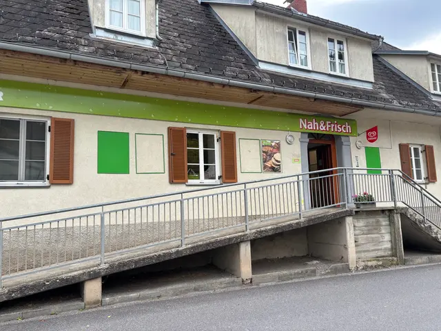 Die Rampe gibt es schon länger, im Gebäude, wo das Kaufhaus ist, gibt es jetzt auch eine Tagesmutterstätte. | Foto: Almer