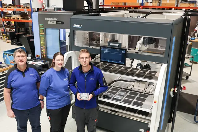 Zwei neue automatisierte Anlagen bestücken seit dieser Woche Fräs- und Drehmaschinen auch außerhalb der Präsenzzeiten. Im Bild: Fertigungsleiter Andreas Pichler, Victoria Binder und David Kainrath | Foto: VTW