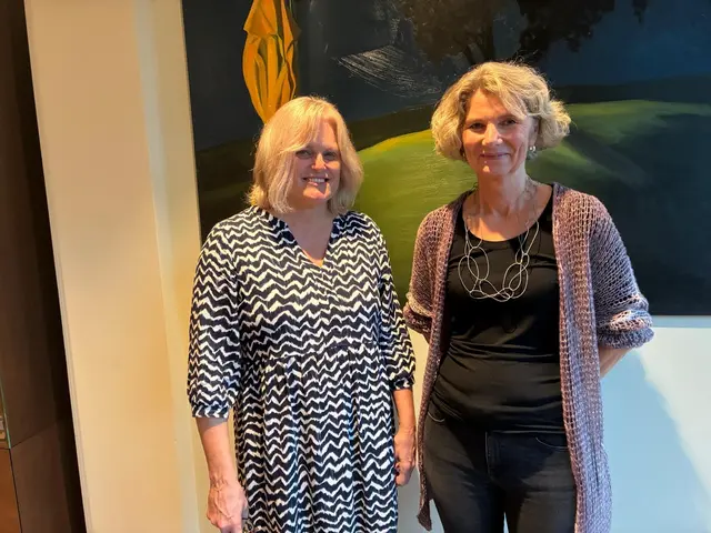 Kuratorin Petra Werkovits (links) mit der Künstlerin Katharia Moser. | Foto: Anna Maria Kaufmann