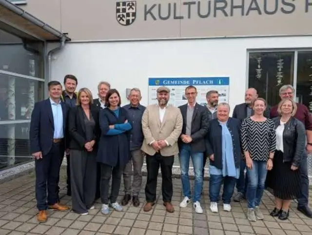 Im Anschluss an die Sitzung stellten sich Vorstand und Geschäftsführer (Bildmitte) dem Fotografen für ein Gruppenfoto. | Foto: REA