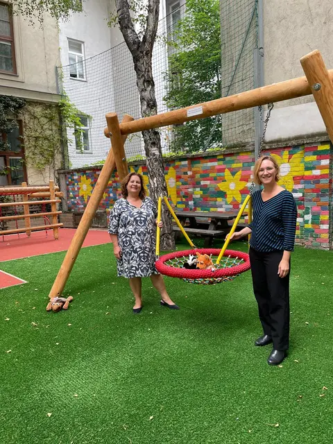 v.l. Direktorin Ulrike Kaufmann und Bezirksvorsteherin Lea Halbwidl (SPÖ) weihten die neuen Spielgeräte ein. | Foto: BV 4