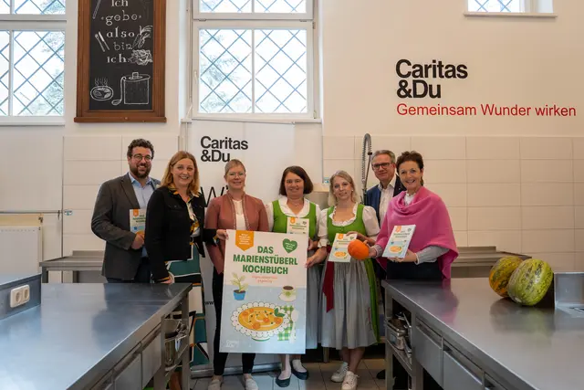 Präsentierten das neue Marienstüberl-Kochbuch: Marienstüberl-Leiter Adam Lamprecht, Caritasdirektorin Nora Tödtling-Musenbichler, Steirische Seminarbäuerinnen Claudia Kreil, Monika Tatzl und Sandra Hillebrand, Spar-Geschäftsführer Christoph Holzer und Landwirtschaftskammer-Vizepräsidentin Maria Pein. | Foto: Caritas/Streif